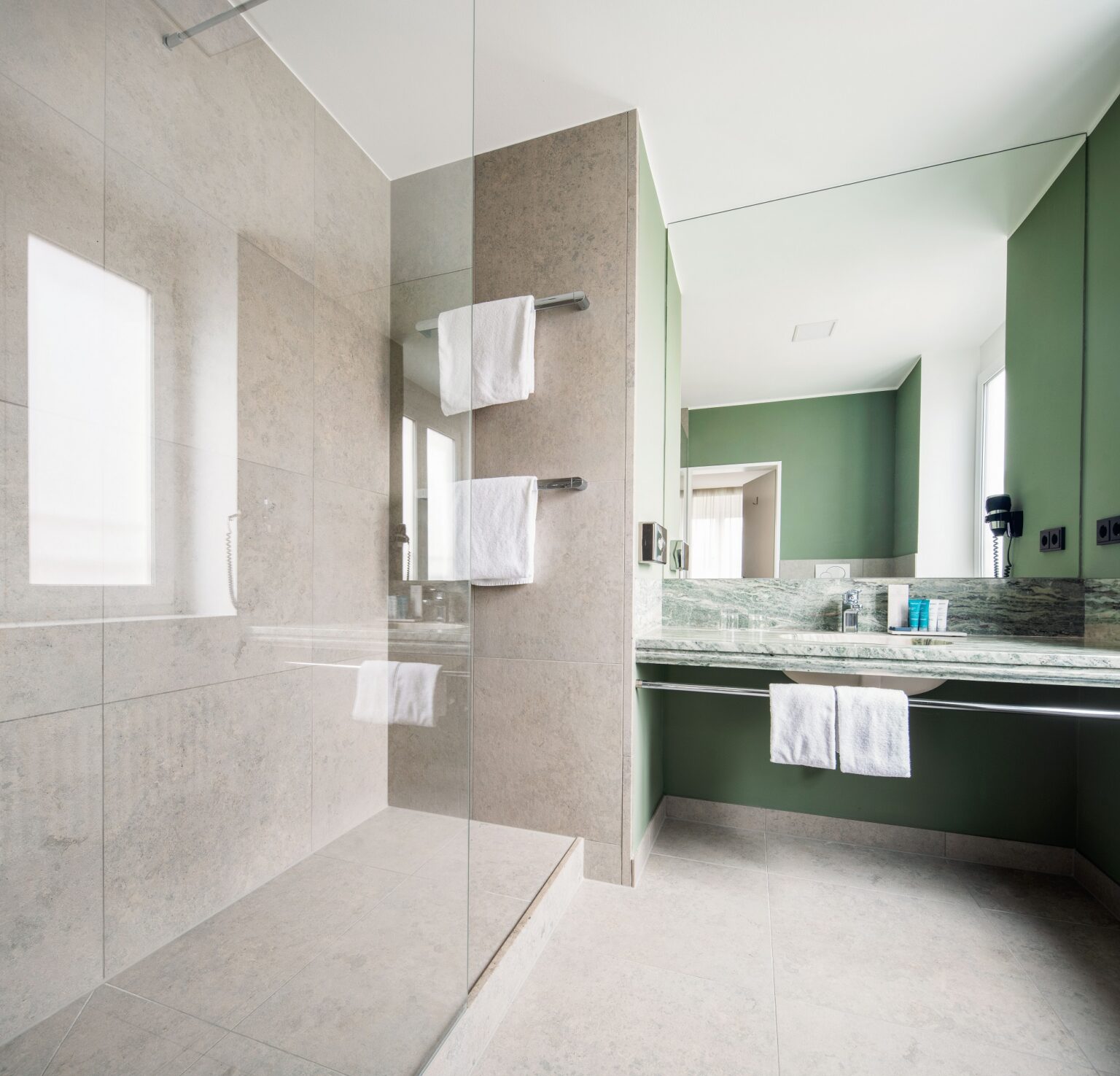 Beispiel Bad aus hellem Naturstein im Superior Doppelzimmer mit Doppelwasch-becken und begehbarer Dusche