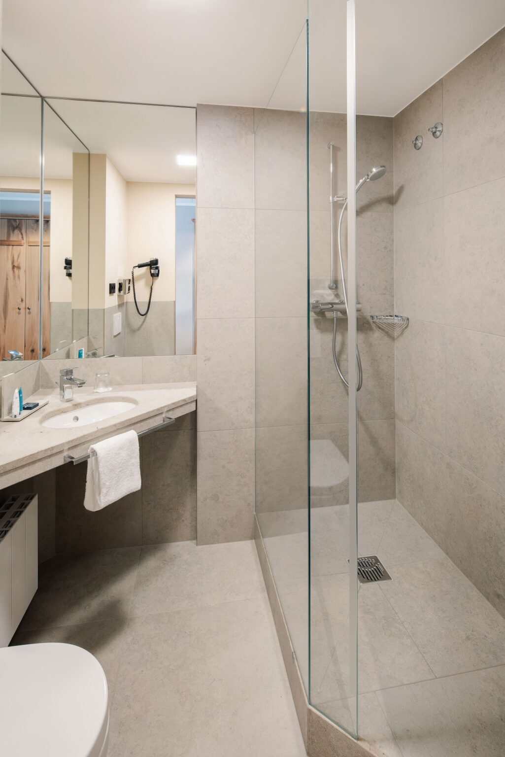 Badezimmer mit begehbarer Dusche