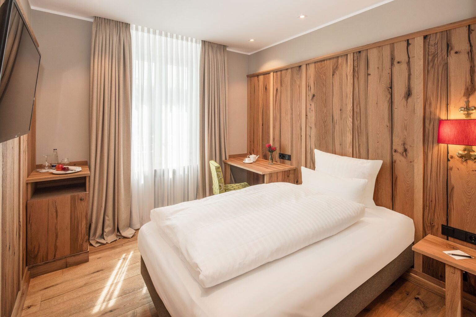 Standard Einzelzimmer mit einem Einzelbett, Schreibtisch und Stuhl